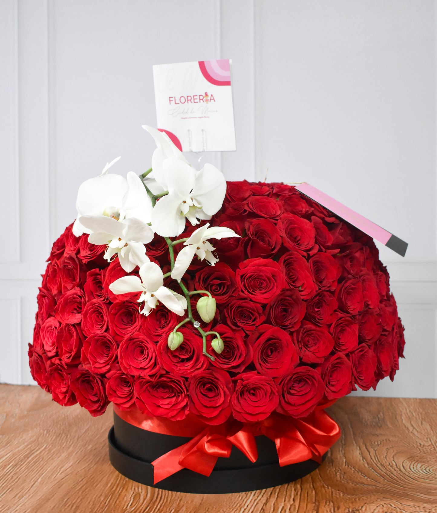 ESFERA DE 250 ROSAS Y ORQUIDEA