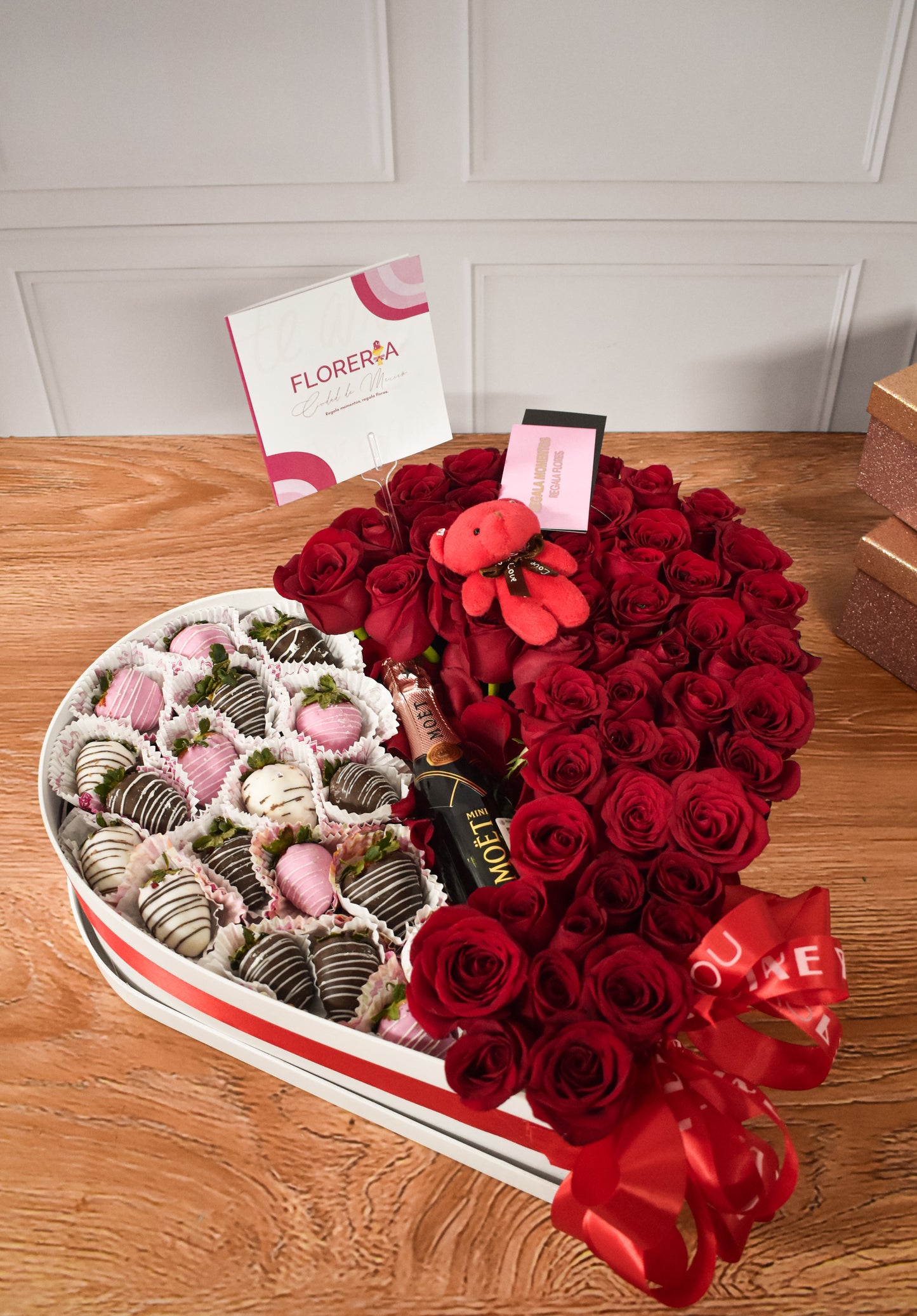 CORAZON CON ROSAS, FRESAS DE CHOCOLATE Y MINI MOËT