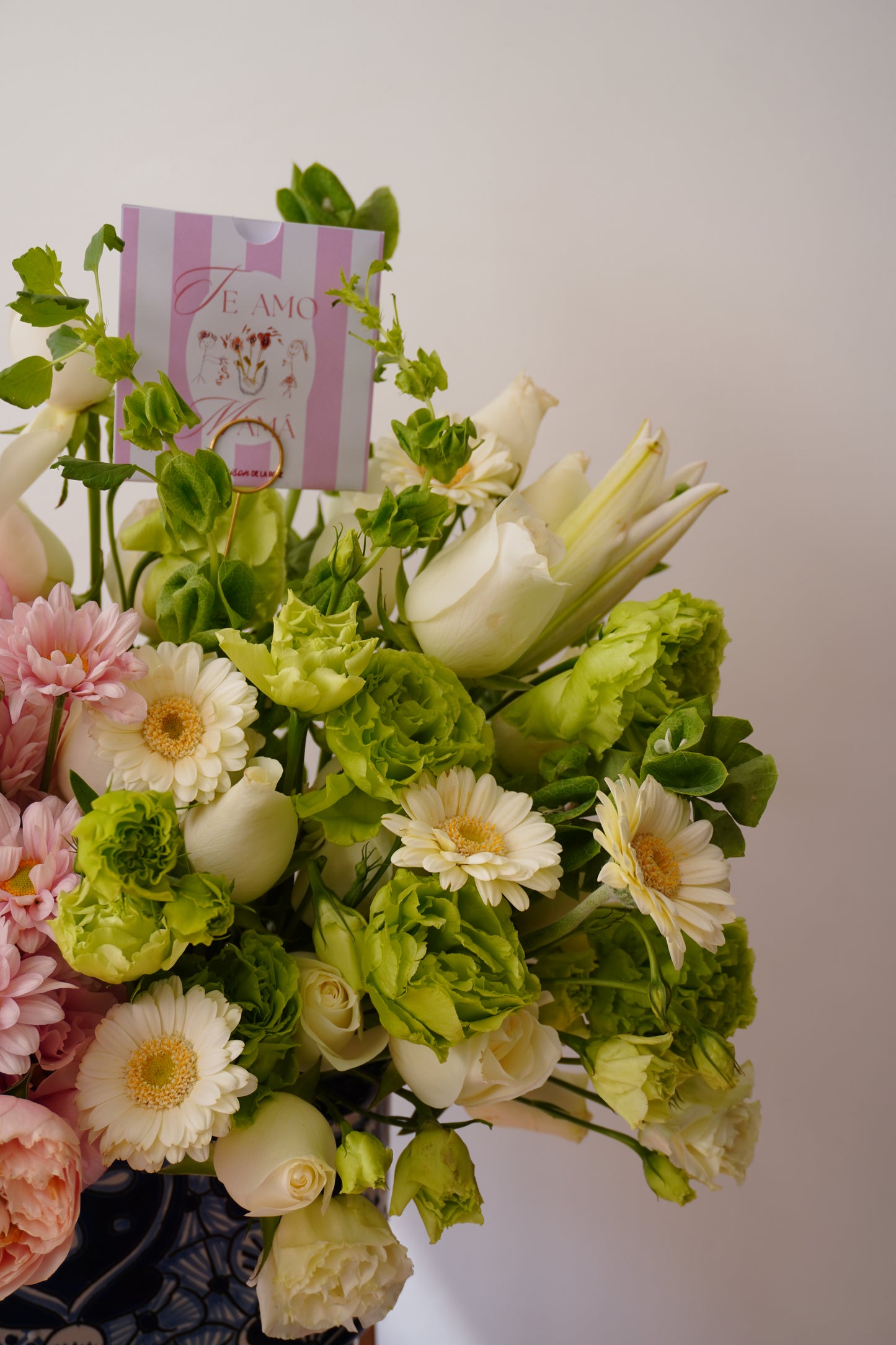 Arreglo floral con rosas rosas y verdes montado en base de talavera de la colección virreina
