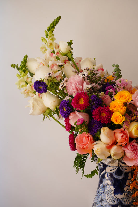 Arreglo floral de diseño con colores vivos montado en base de Talavera de la colección virreina
