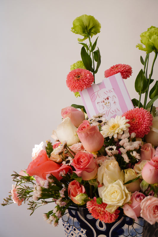 Arreglo floral en base de talavera con rosas blancas y rosas colección Virreina