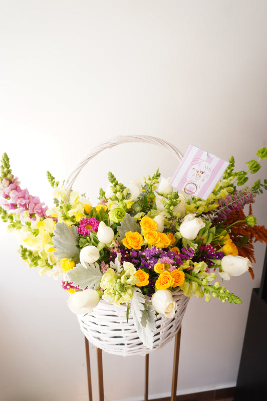 Canasta blanca tipo picnic con flores en colores vivos