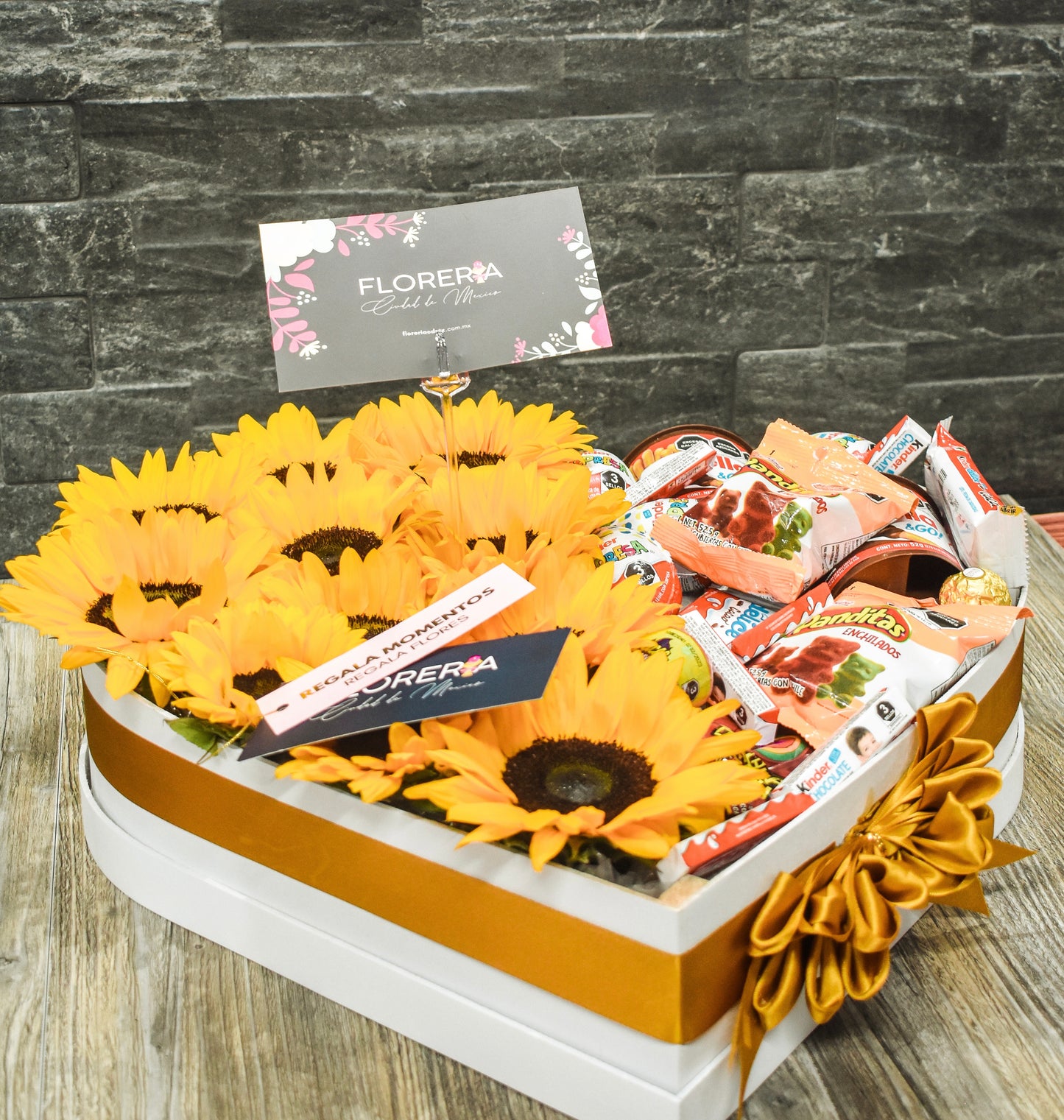 CORAZON DE GIRASOLES CON DULCES