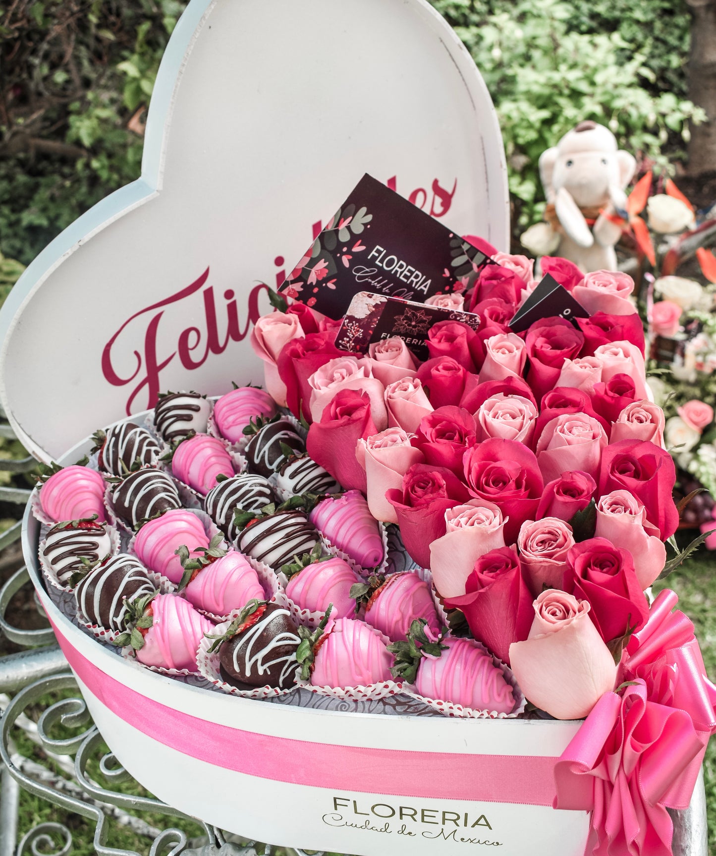 CORAZON DE ROSAS Y FRESAS CON CHOCOLATE