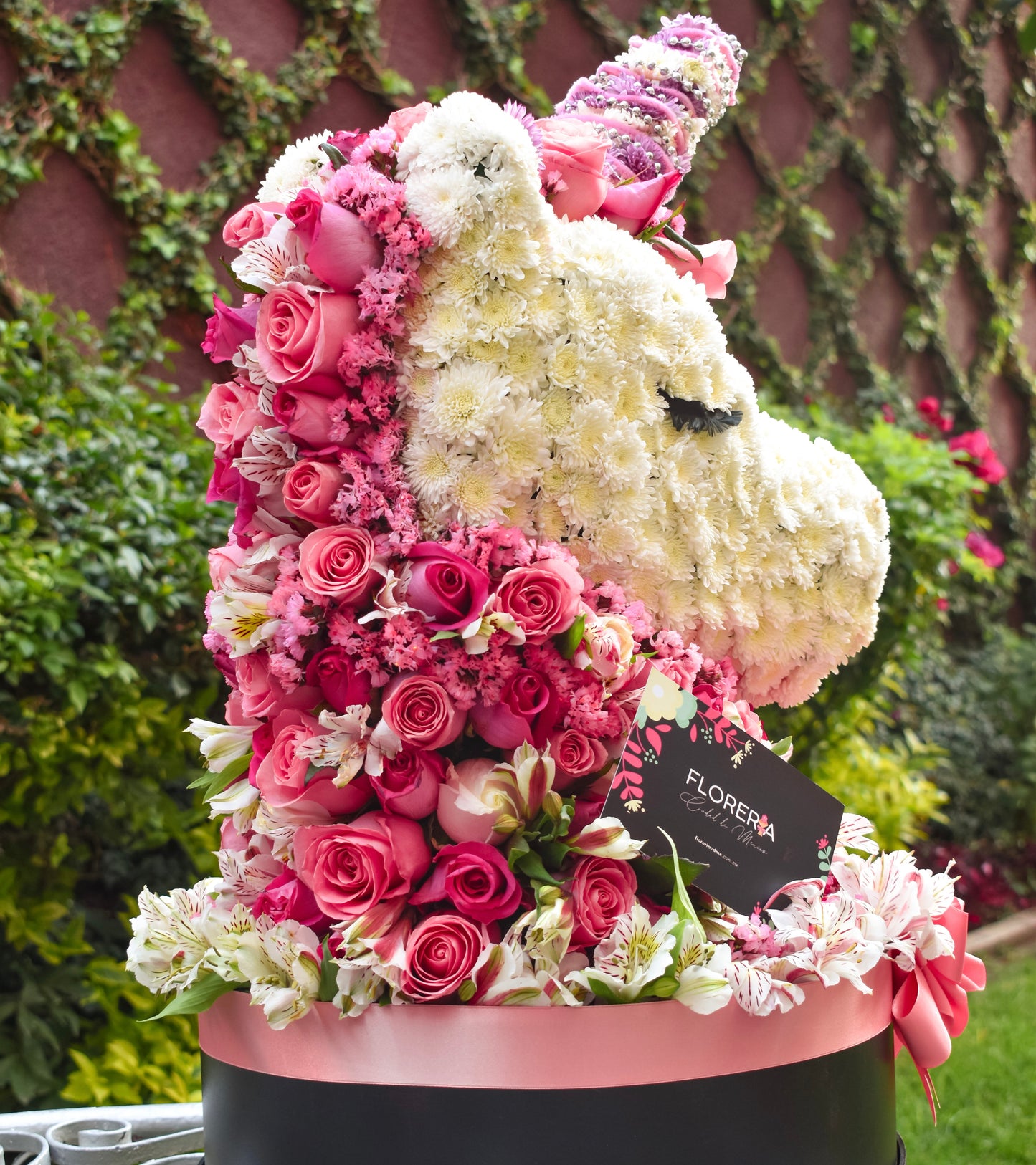 ESCULTURA DE UNICORNIO FLORAL