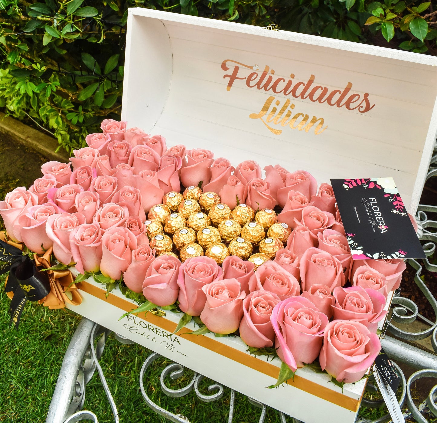 COFRE DE ROSAS Y CHOCOLATES FERRERO ROCHER