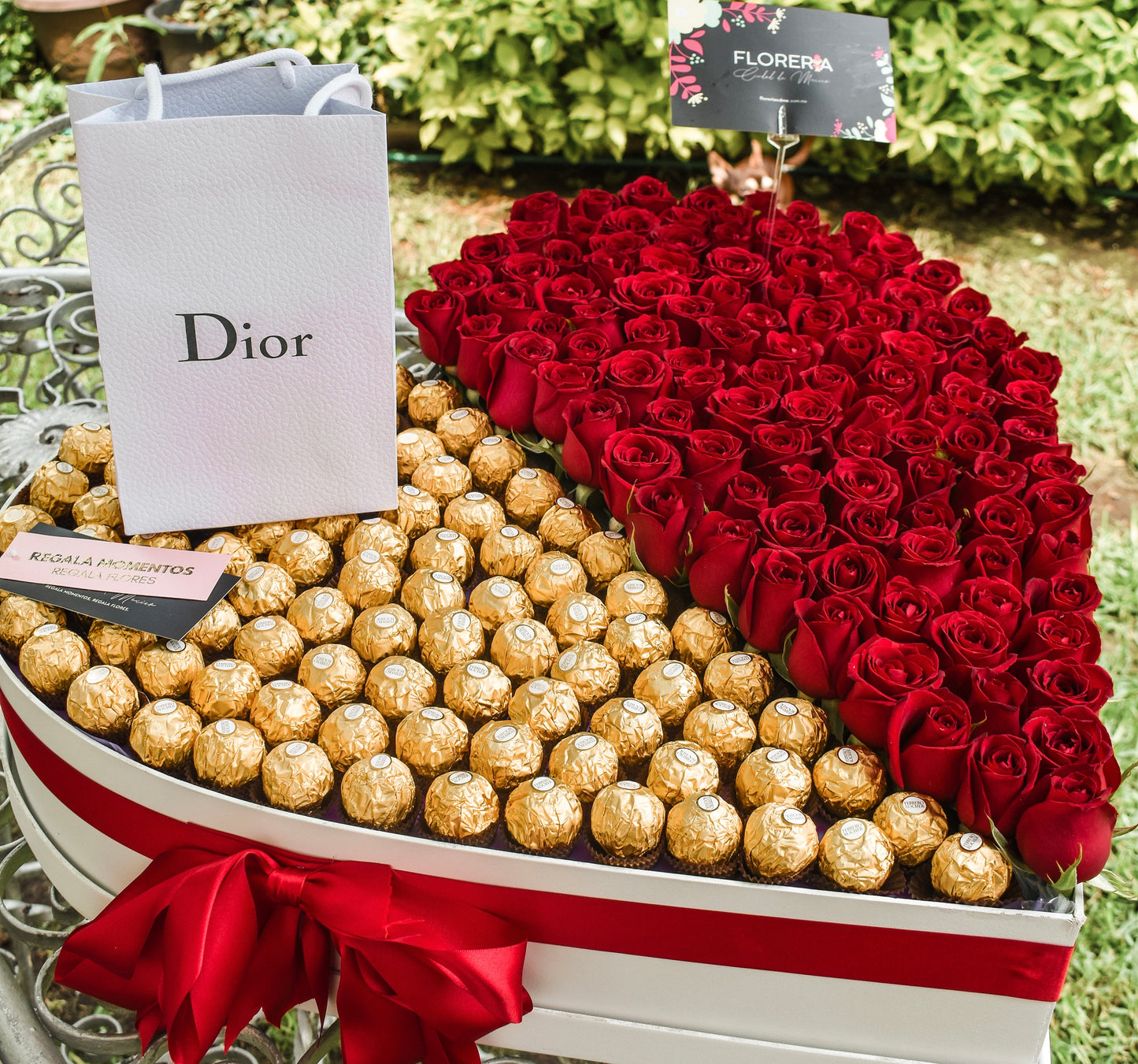 CORAZON DE 150 ROSAS Y 100 CHOCOLATES FERRERO ROCHER