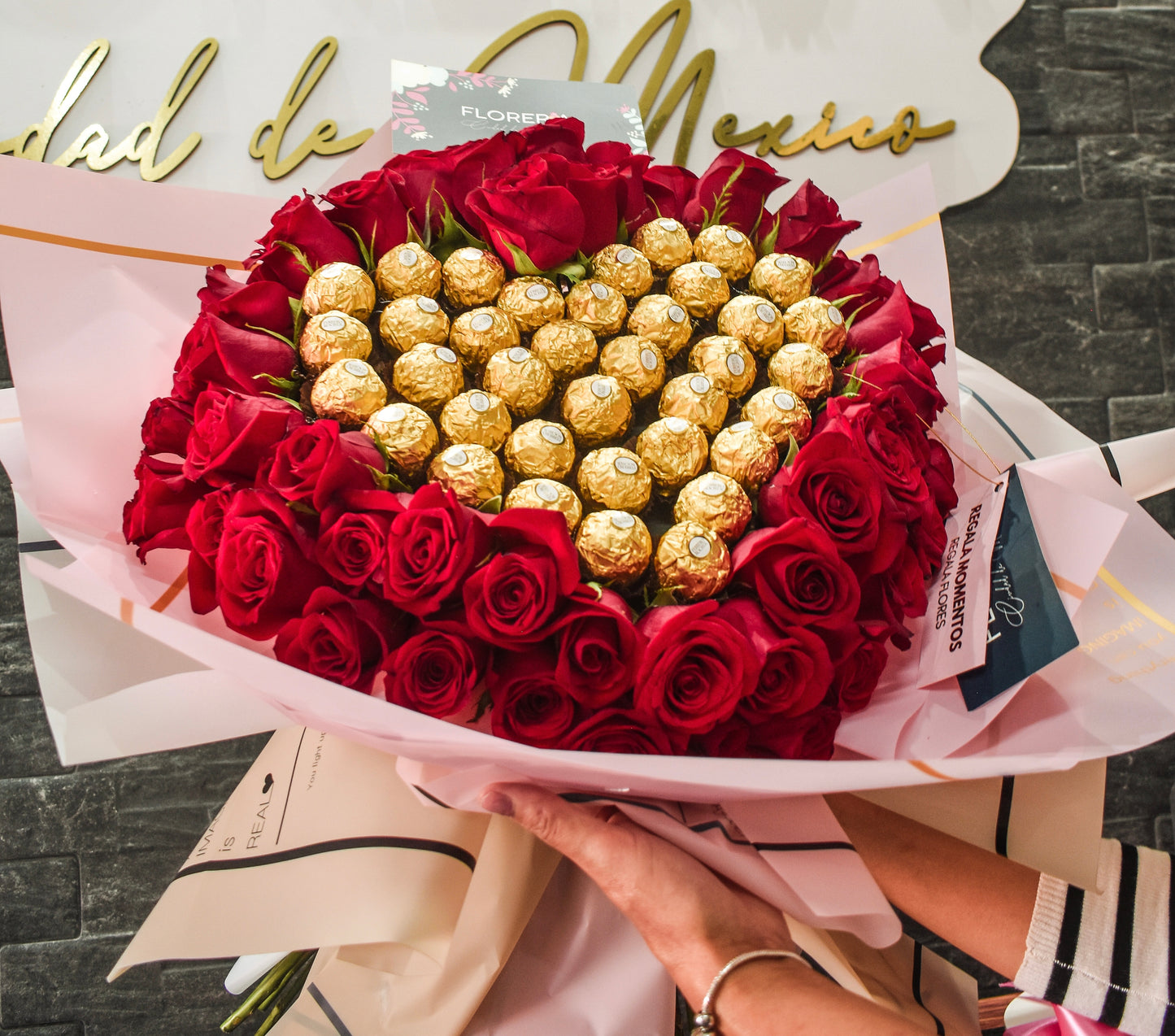 RAMO DE 100 ROSAS CON CHOCOLATES FERRERO ROCHER