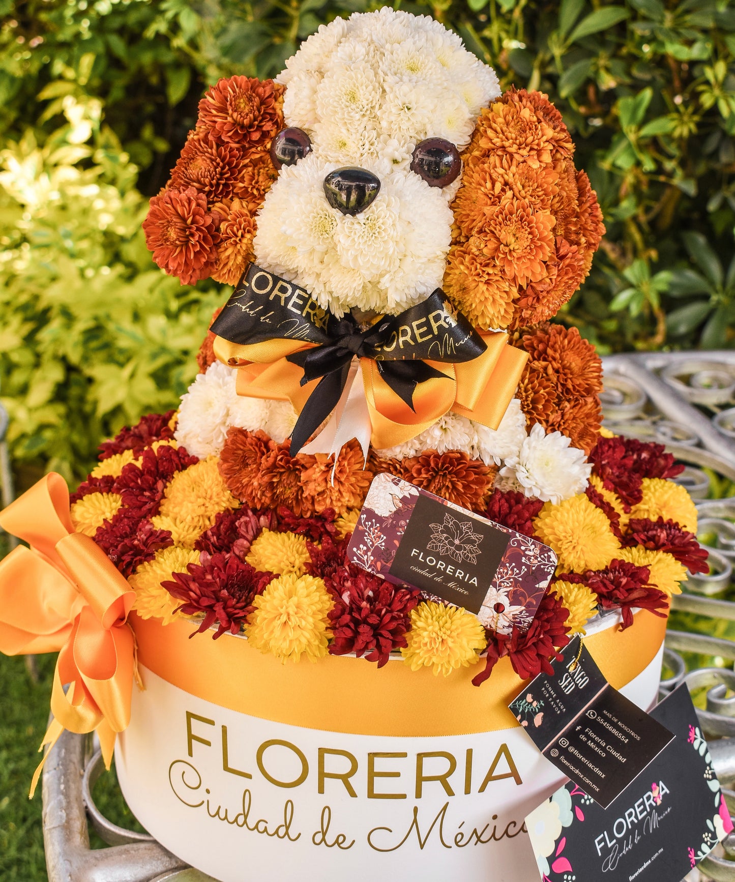 ESCULTURA DE DOGGY DE FLORES