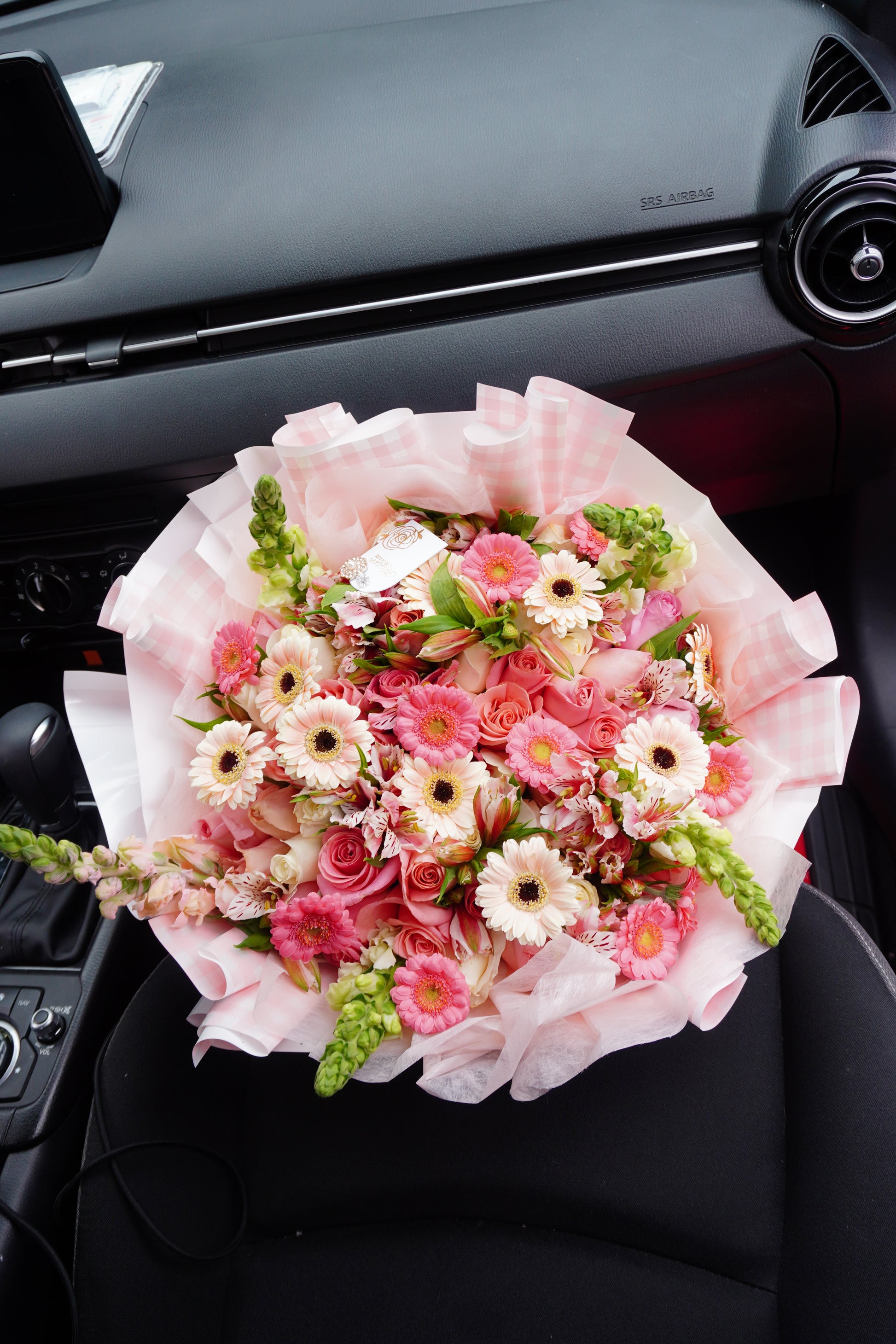 Ramo de rosas rosas con mini gerberas y perritos