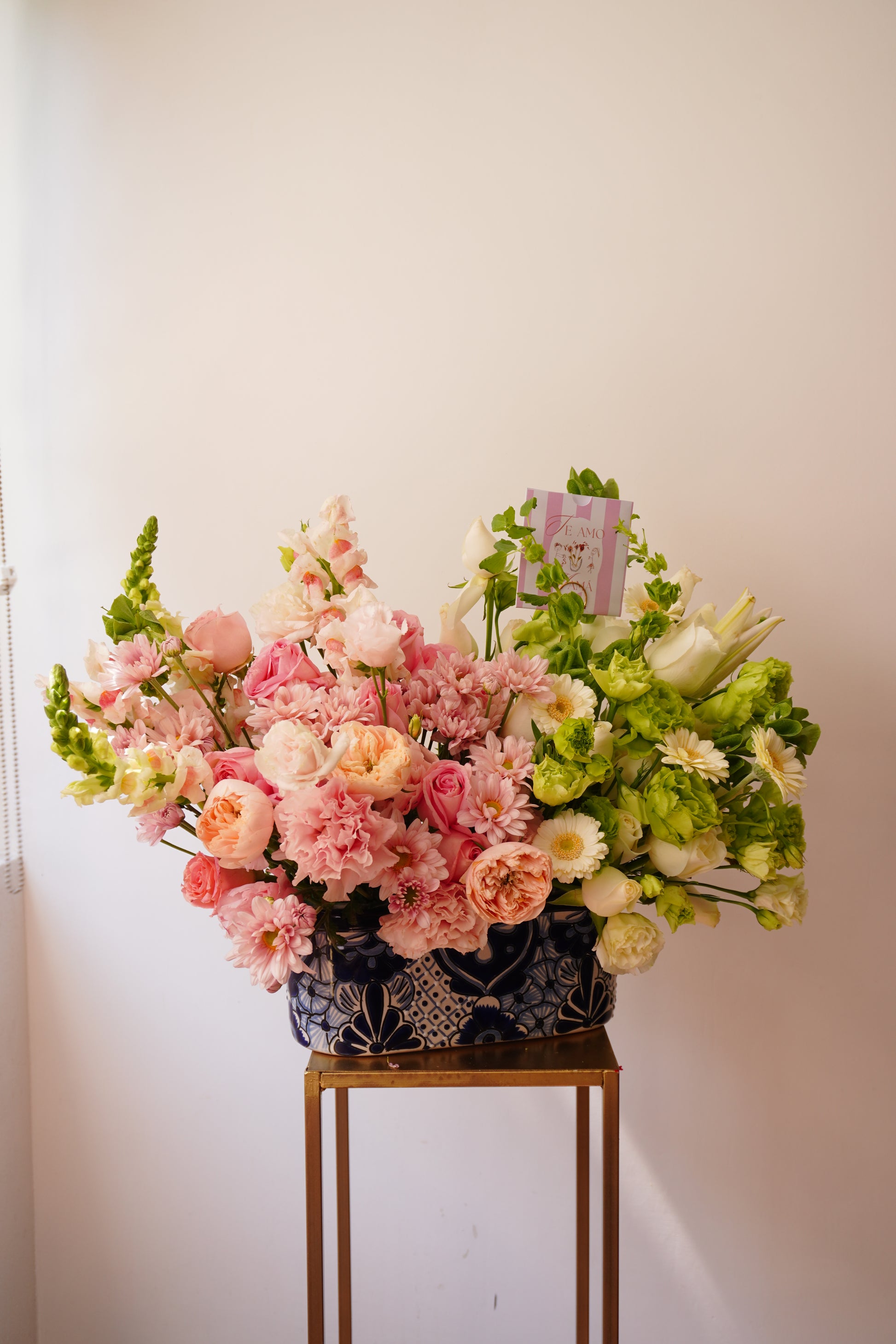 Arreglo floral en rosa y verde montado en base de Talavera
