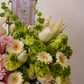 Arreglo floral con rosas rosas y verdes montado en base de talavera de la colección virreina