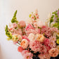 Arreglo floral con rosas rosas y verdes montado en base de Talavera