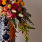 Arreglo floral de diseño con colores vivos montado en base de Talavera de la colección virreina
