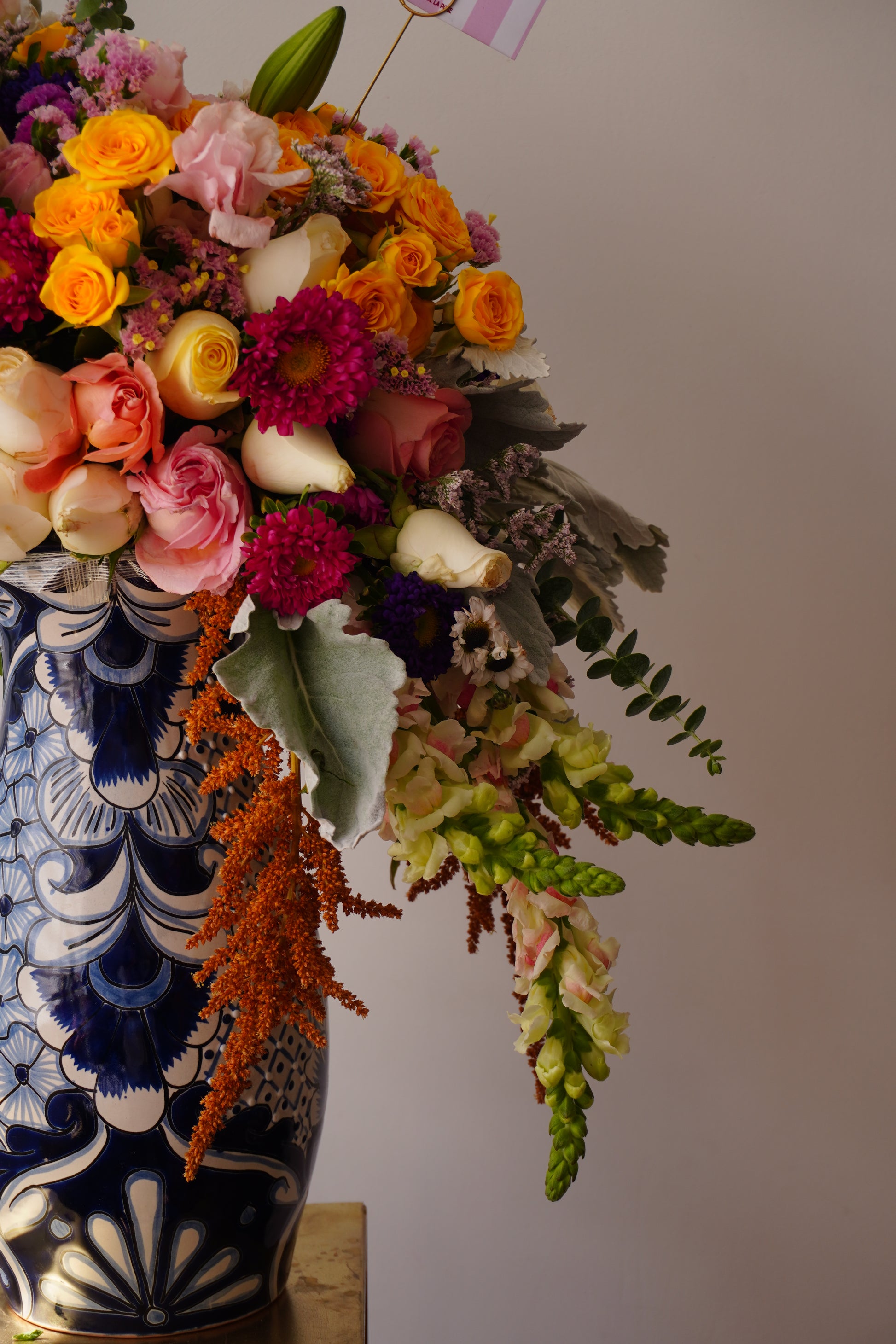 Arreglo floral de diseño con colores vivos montado en base de Talavera de la colección virreina