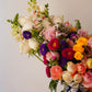 Arreglo floral de diseño con colores vivos montado en base de Talavera de la colección virreina