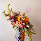 Arreglo floral de diseño con colores vivos montado en base de Talavera de la colección virreina