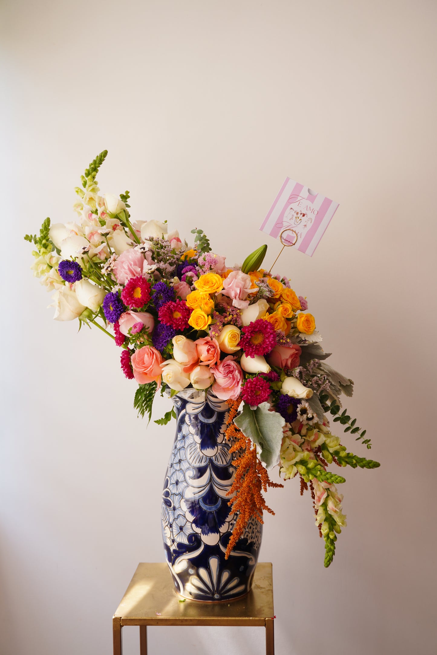 Arreglo floral de diseño con colores vivos montado en base de Talavera de la colección virreina