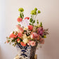 Arreglo floral en base de talavera con rosas blancas y rosas colección Virreina