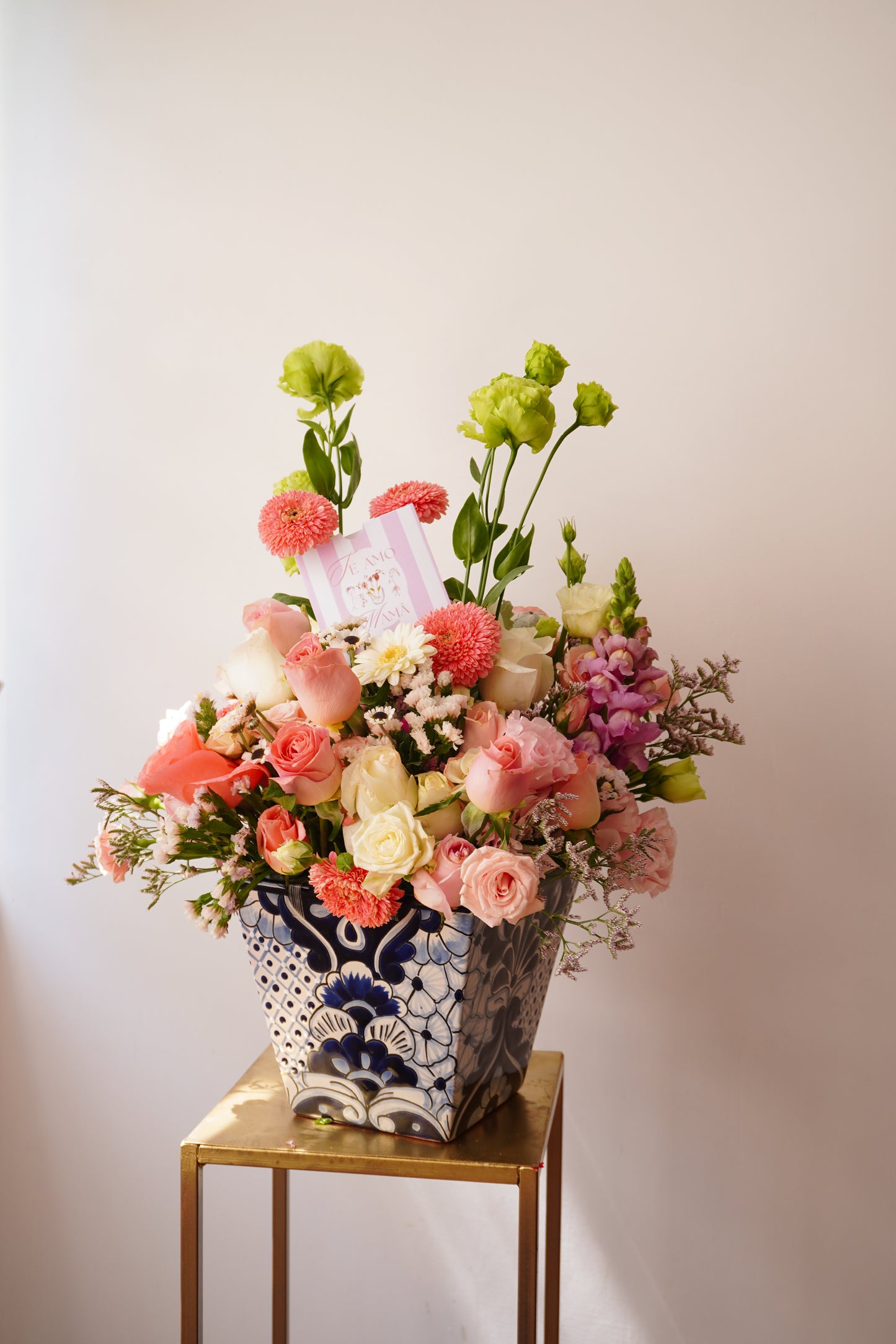 Arreglo floral en base de talavera con rosas blancas y rosas colección Virreina