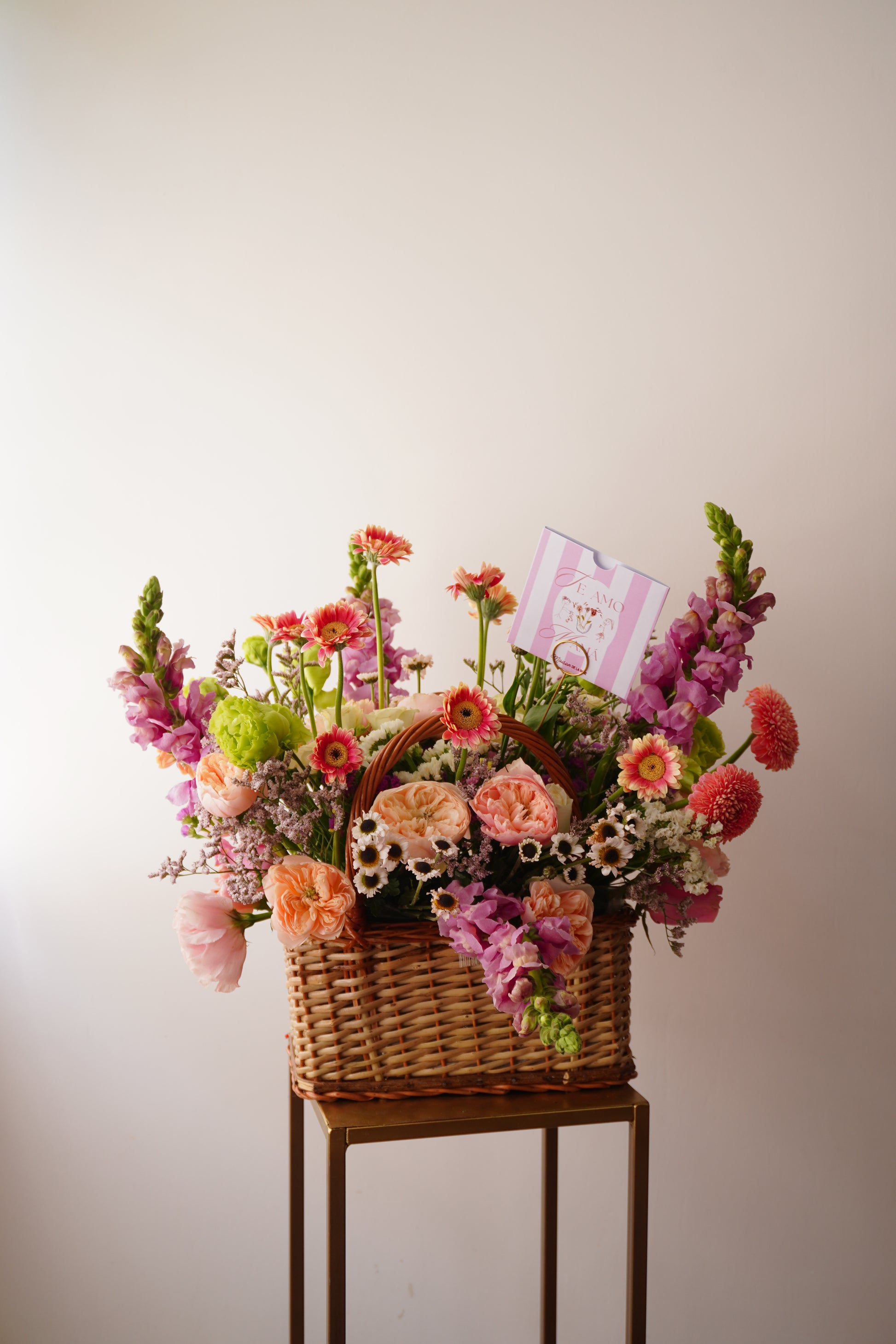 Canasta beige estilo coreana con flores