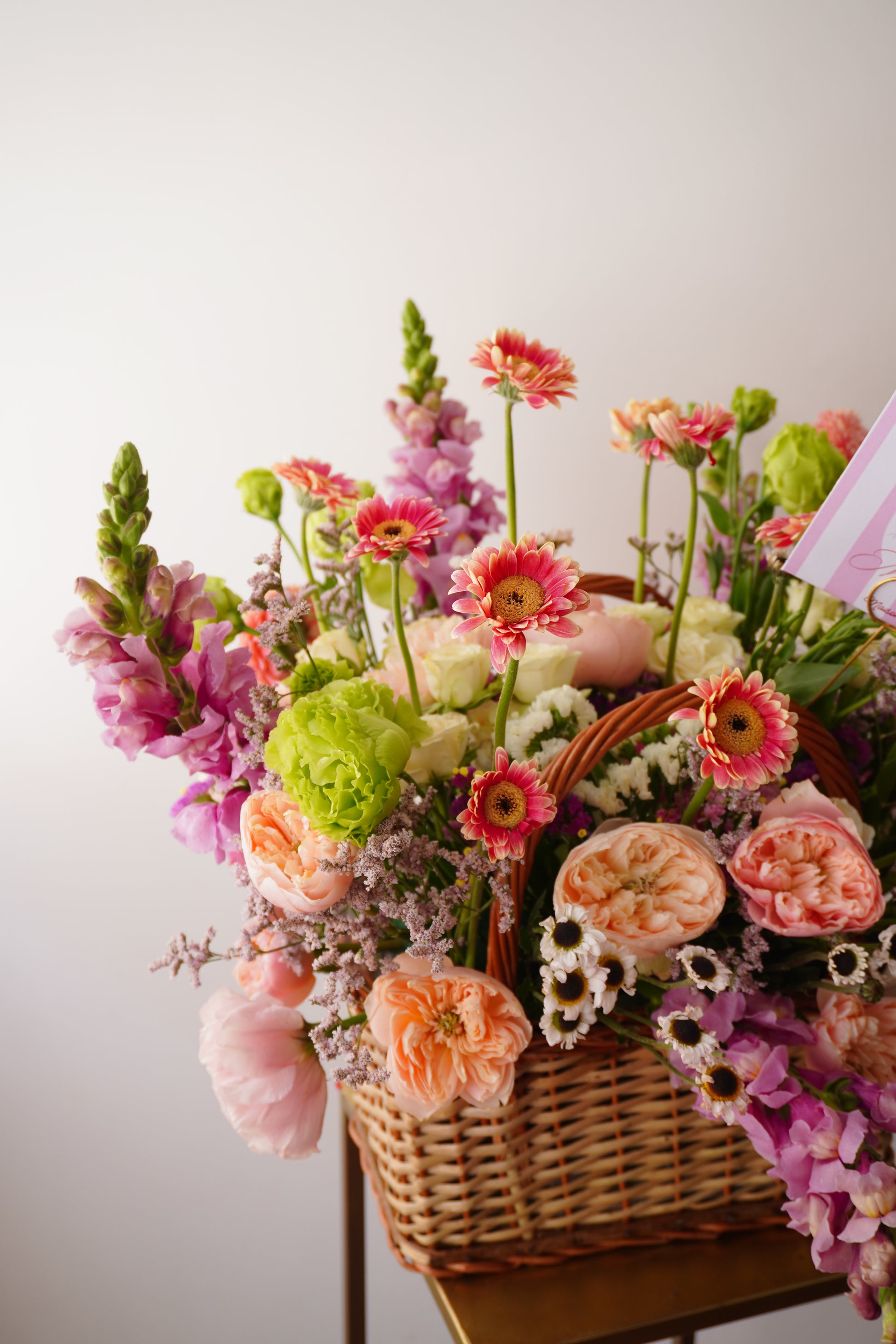Canasta beige floral estilo coreana con flores rosas