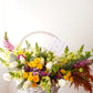 Canasta tipo picnic con flores en colores vivos