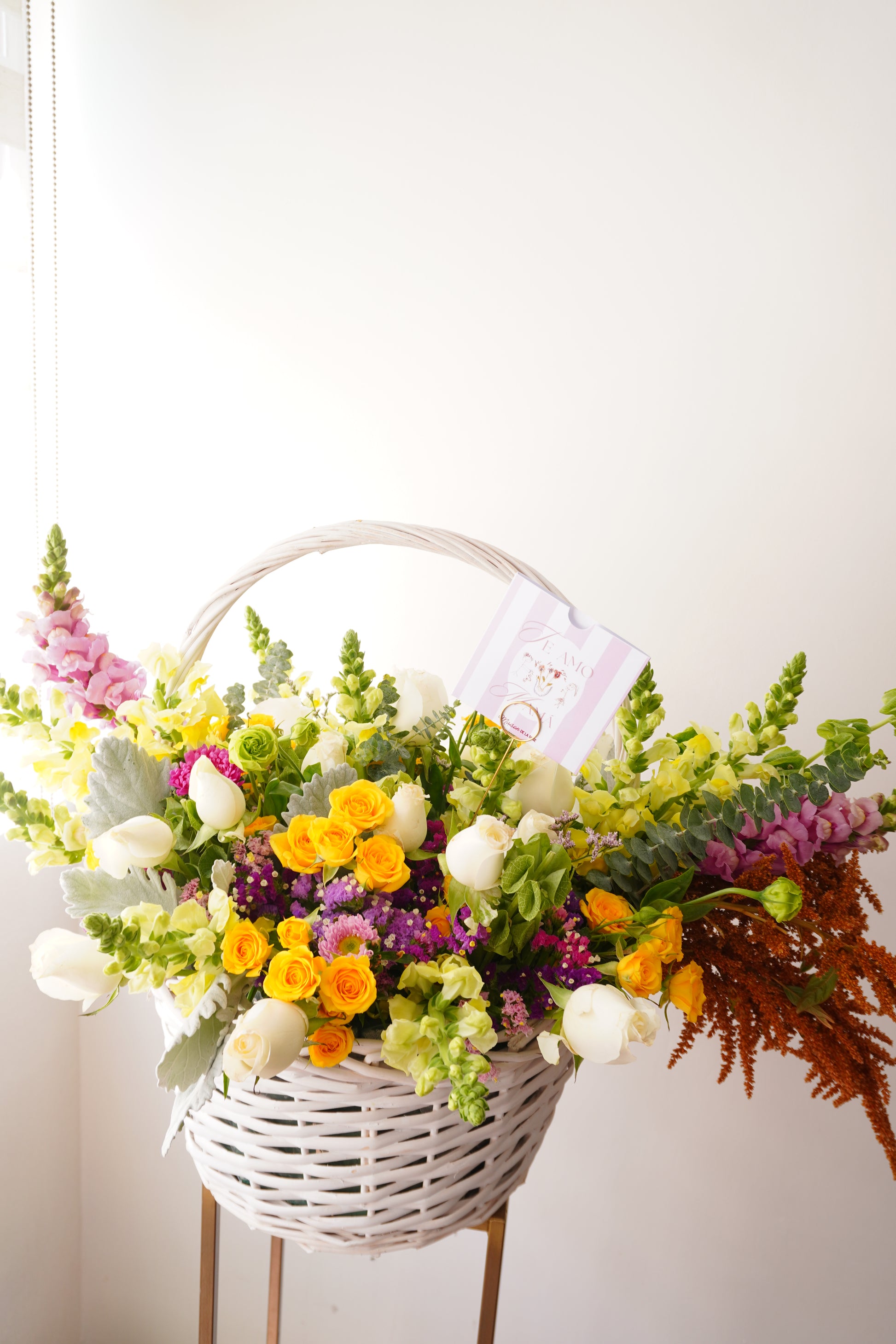 Canasta tipo picnic con flores en colores vivos