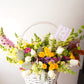 Canasta blanca tipo picnic con flores en colores vivos 