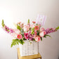Canasta blanca estilo coreana con flores en colores vibrantes
