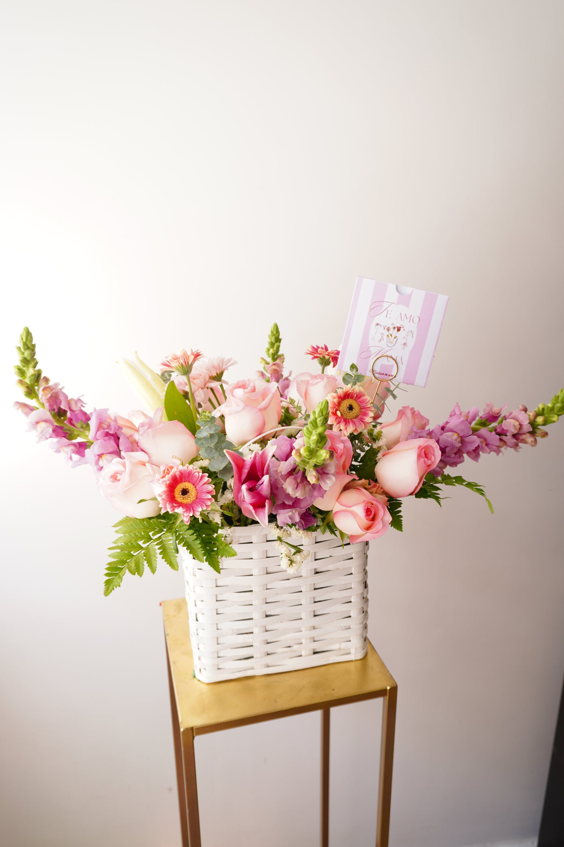 Canasta blanca estilo coreana con flores en colores vibrantes