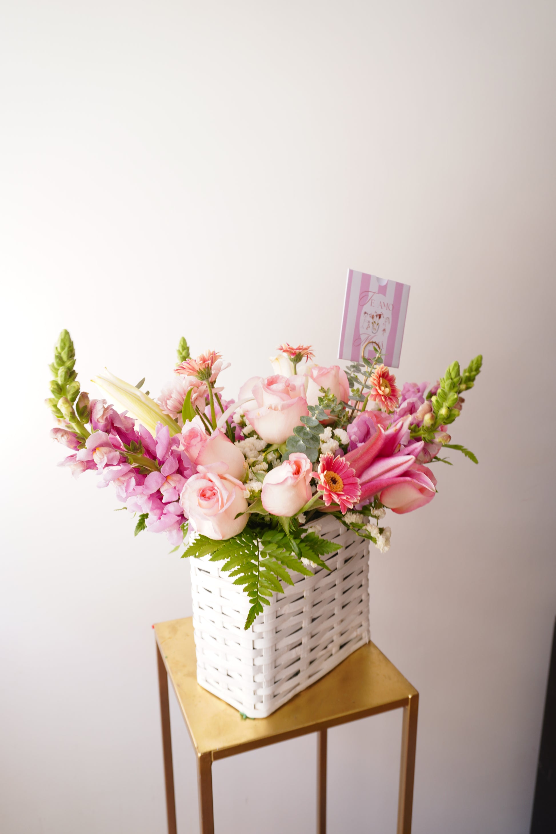 Canasta floral mini con flores en colores vibrantes