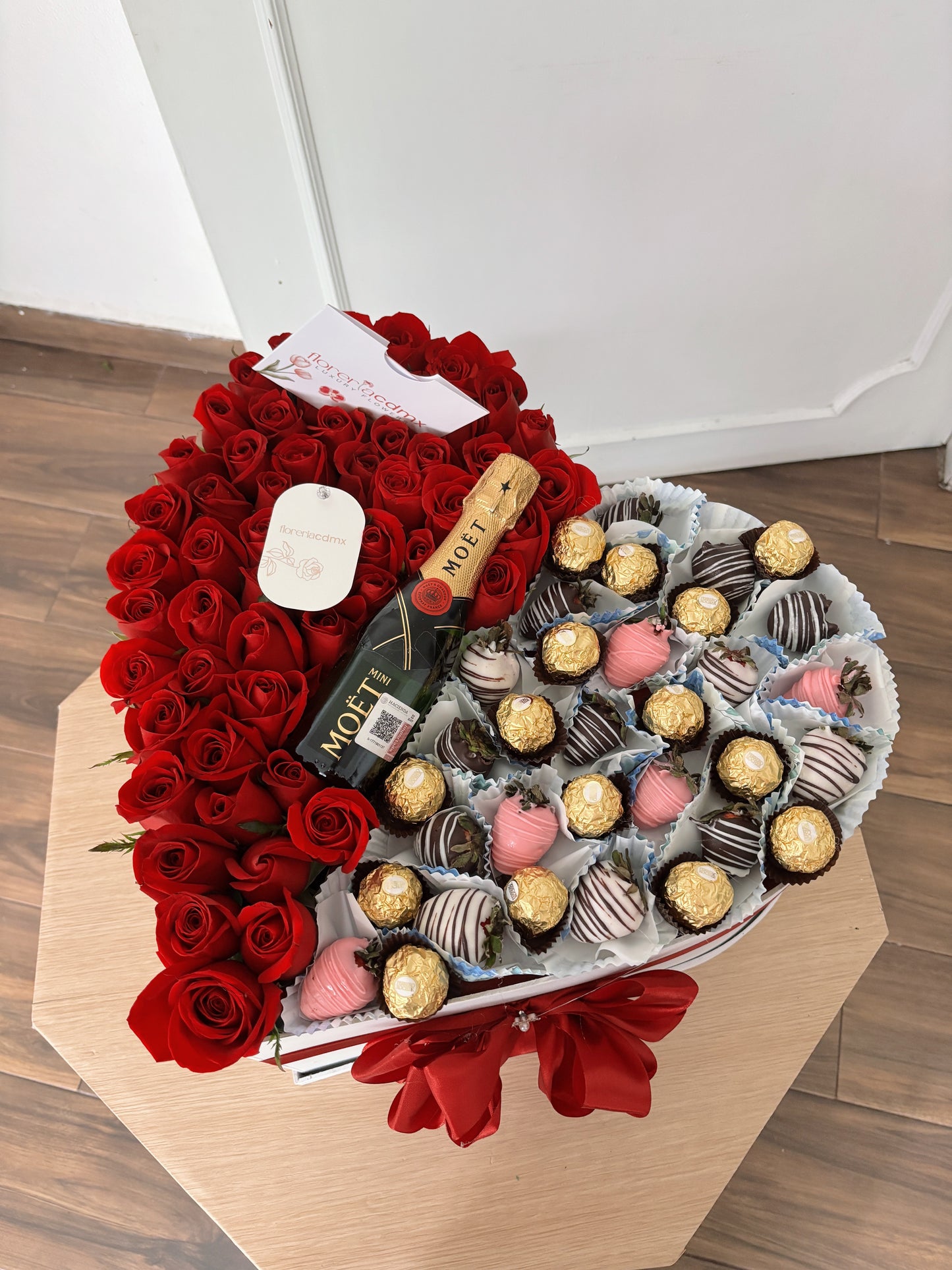 CORAZON CON ROSAS, FRESAS DE CHOCOLATE Y MINI MOËT
