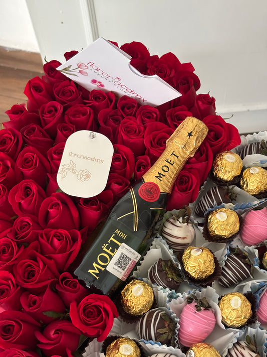 CORAZON CON ROSAS, FRESAS DE CHOCOLATE Y MINI MOËT