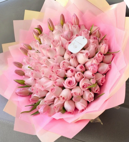 Ramo de rosas y tulipanes