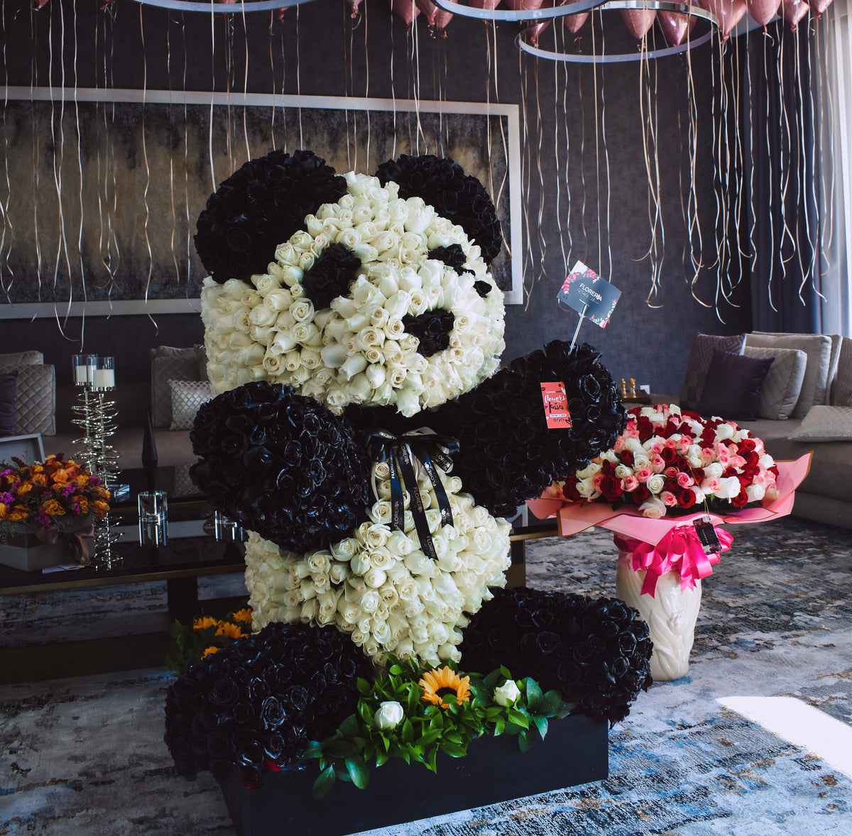 ESCULTURA DE OSO PANDA DE 2,500 ROSAS