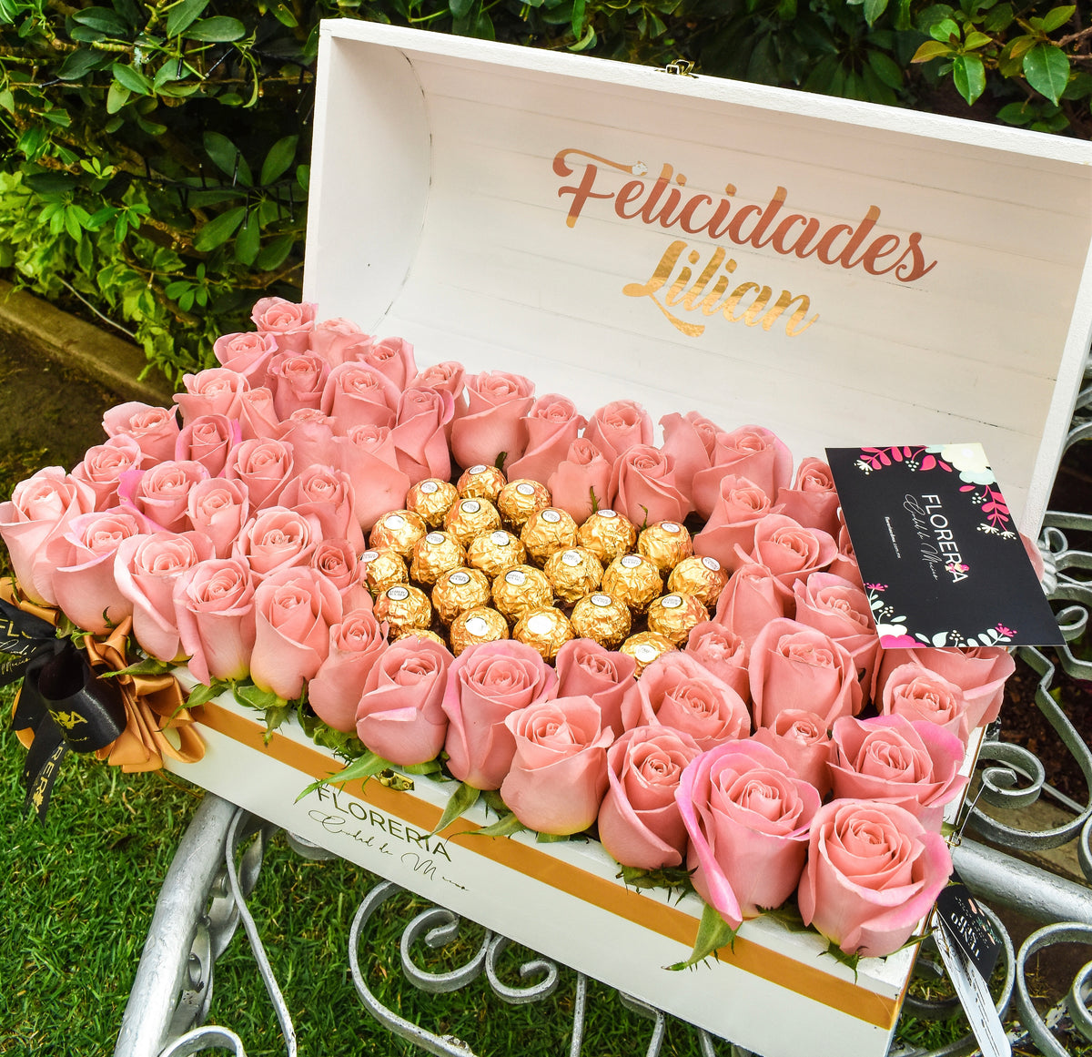 COFRE DE ROSAS Y CHOCOLATES FERRERO ROCHER