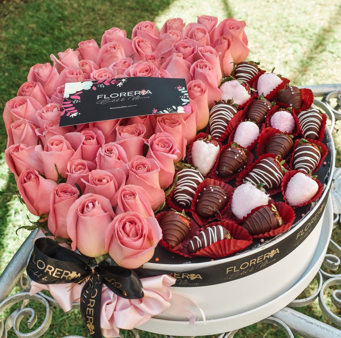 CAJA DE ROSAS Y FRESAS DE CHOCOLATE - Florería Ciudad de México